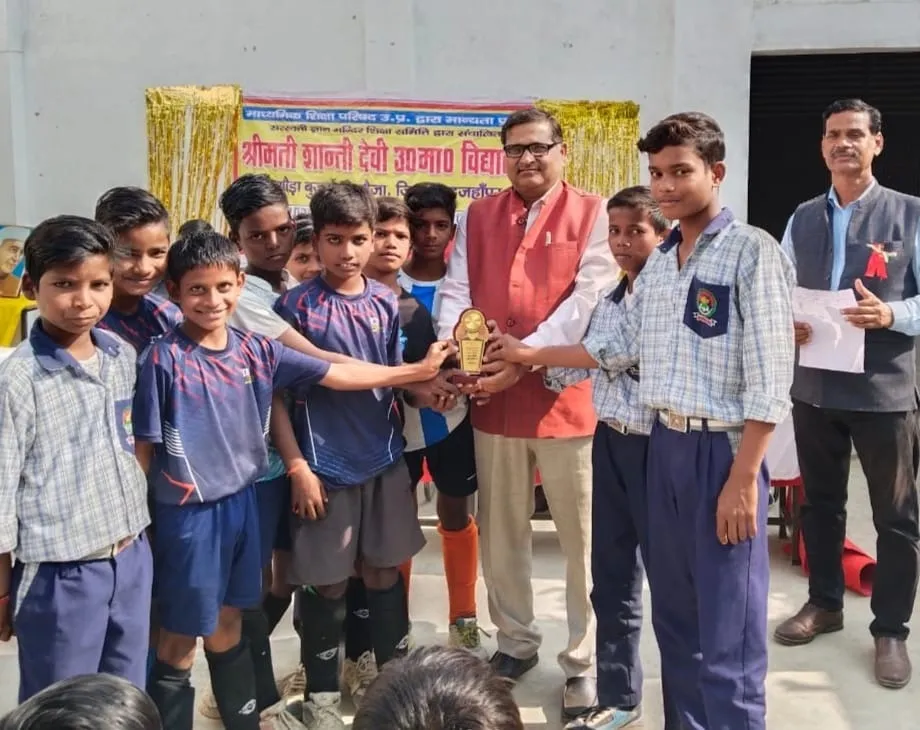 हथौडा स्थित शांति देवी उमा विद्यालय में बच्चों को पुरस्कृत करते वैज्ञानिक अधिकारी डा श्रीप्रकाश यादव