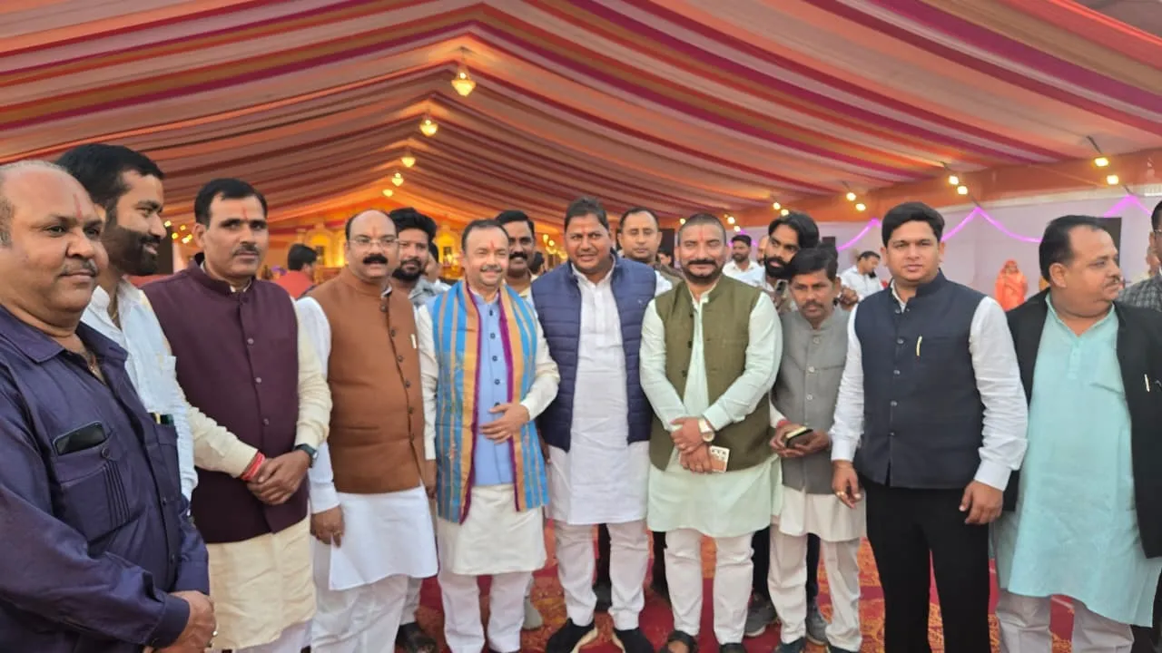 सांसद अरुण सागर व स्थानीय नेताओं के साथ सहकारिता मंत्री जेपीएस राठौर