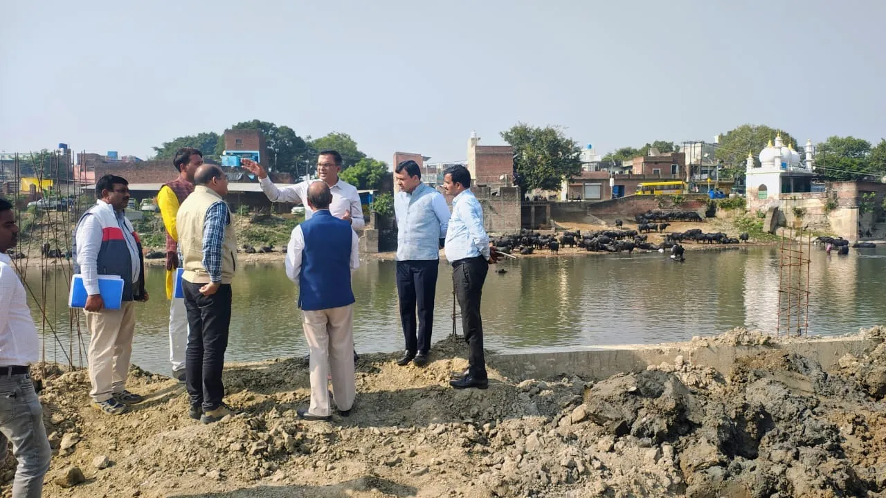 हनुमतधाम रिवर फ्रंट का निरीक्षण करते डीएम