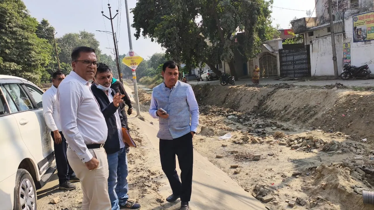 बरेली मोड के पास नहर निर्माण कार्य का निरीक्षण करते डीएम व नगर आयुक्त