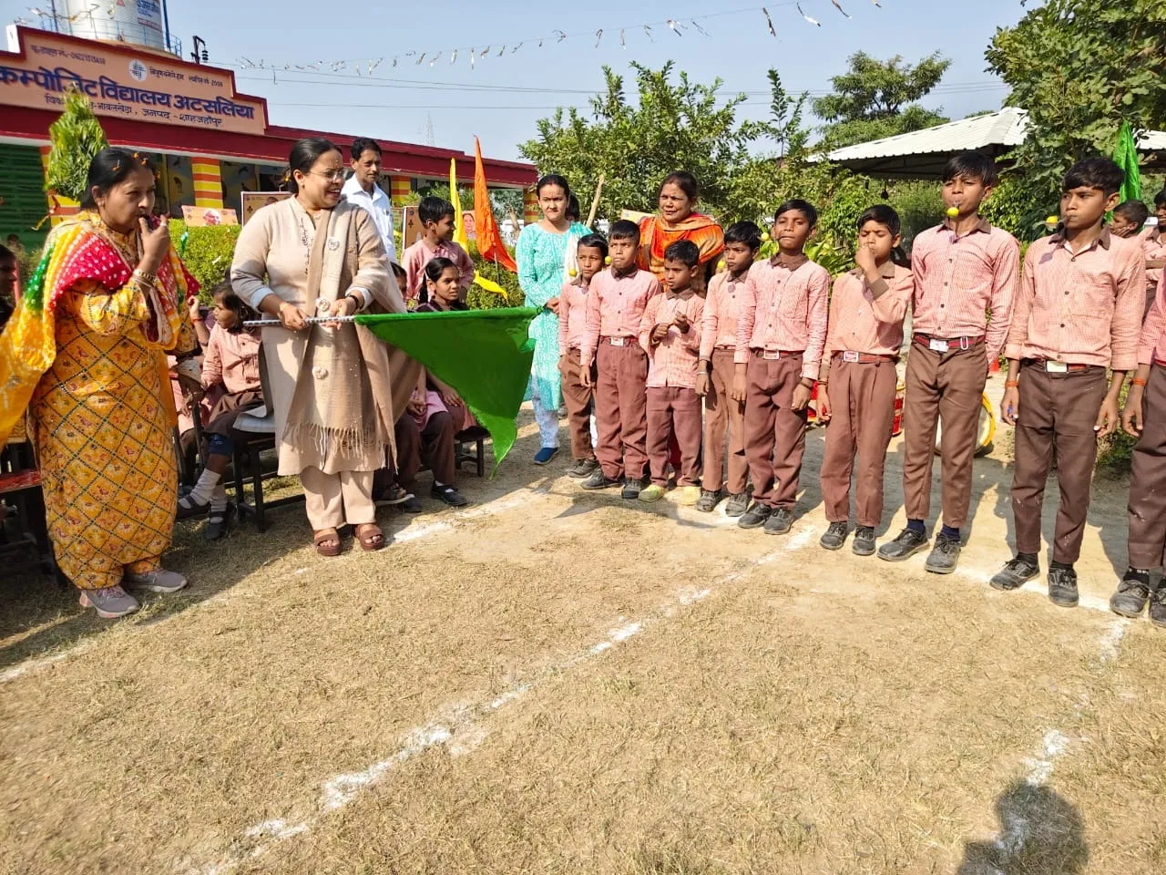 बाल दिवस पर अटसलिया स्कूल में बच्चों की दौड के लिए झंडी दिखाती बीएसए