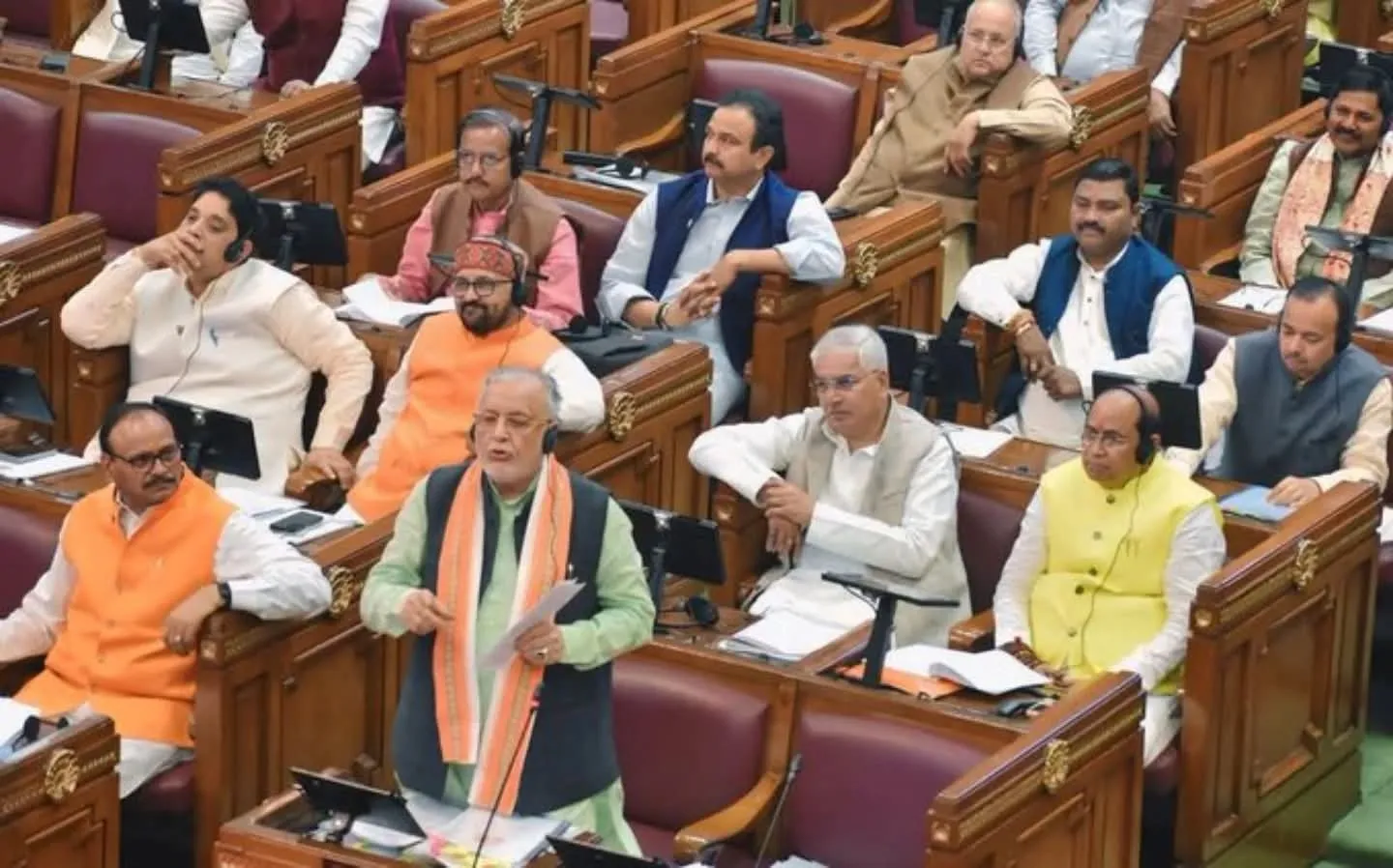 प्रदेश विधानसभा में विचार रखते वित्तमंत्री सुरेश कुमार खन्ना