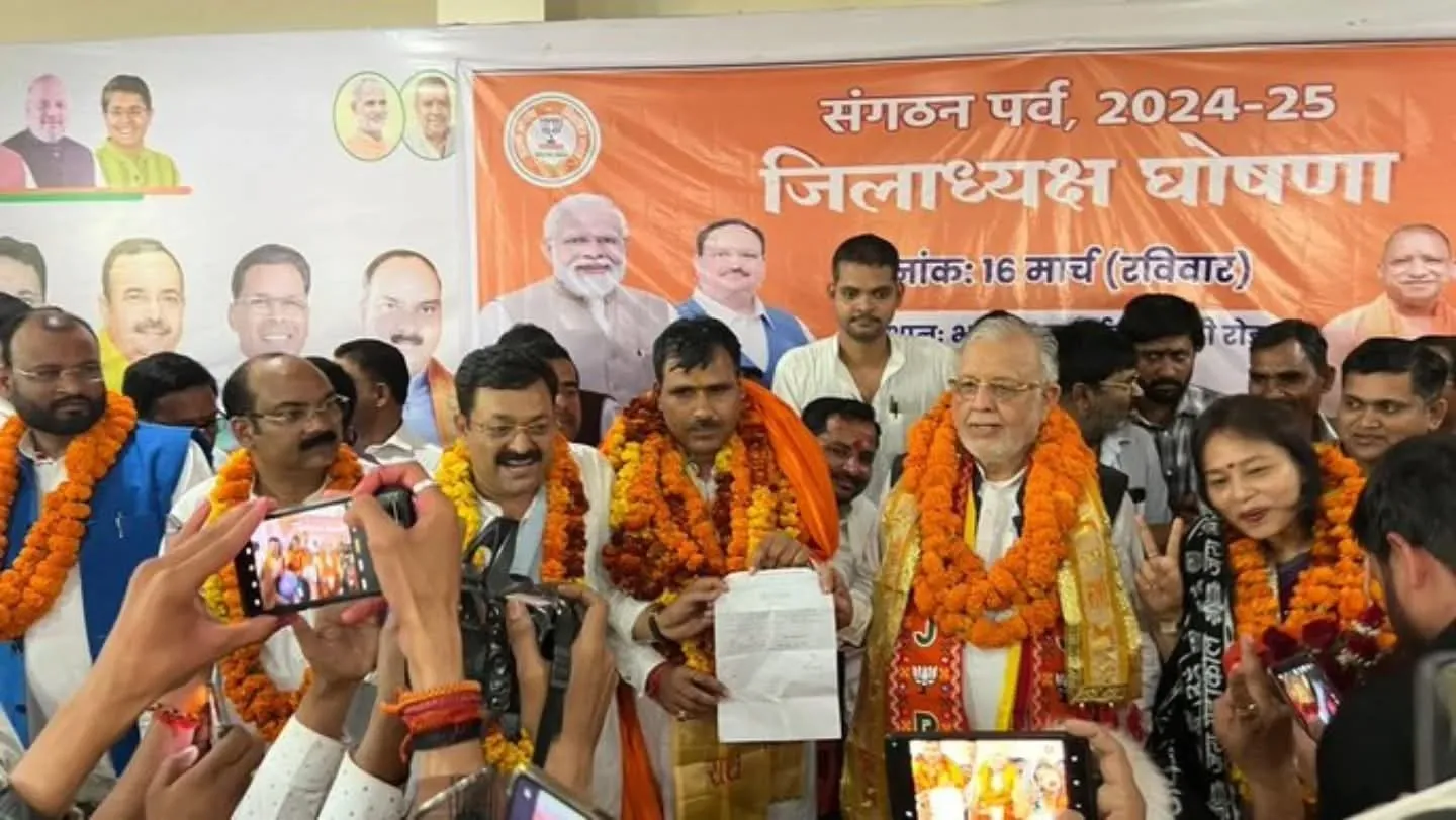 शाहजहांपुर में पार्टी पदाधिकारियों के साथ वित्तमंत्री सुरेश खन्ना