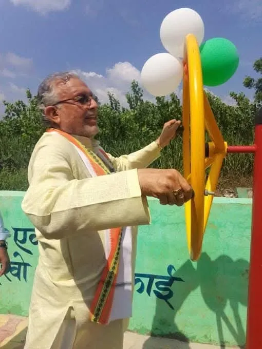 ओपनजिम में एक्सरसाइज करते वित्तमंत्री सुरेश कुमार खन्ना