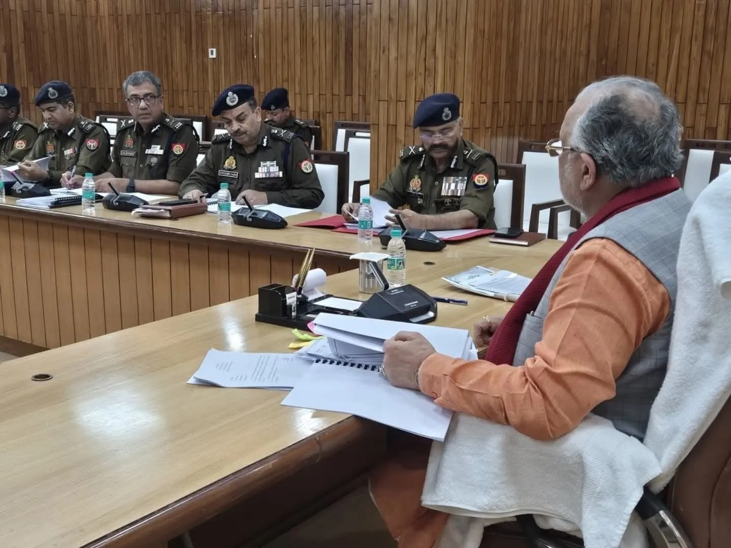 पुलिस अधिकारियों की बैठक में कानून की समीक्षा करते वित्त एवं संसदीय कार्य मंत्री सुरेश कुमार खन्ना