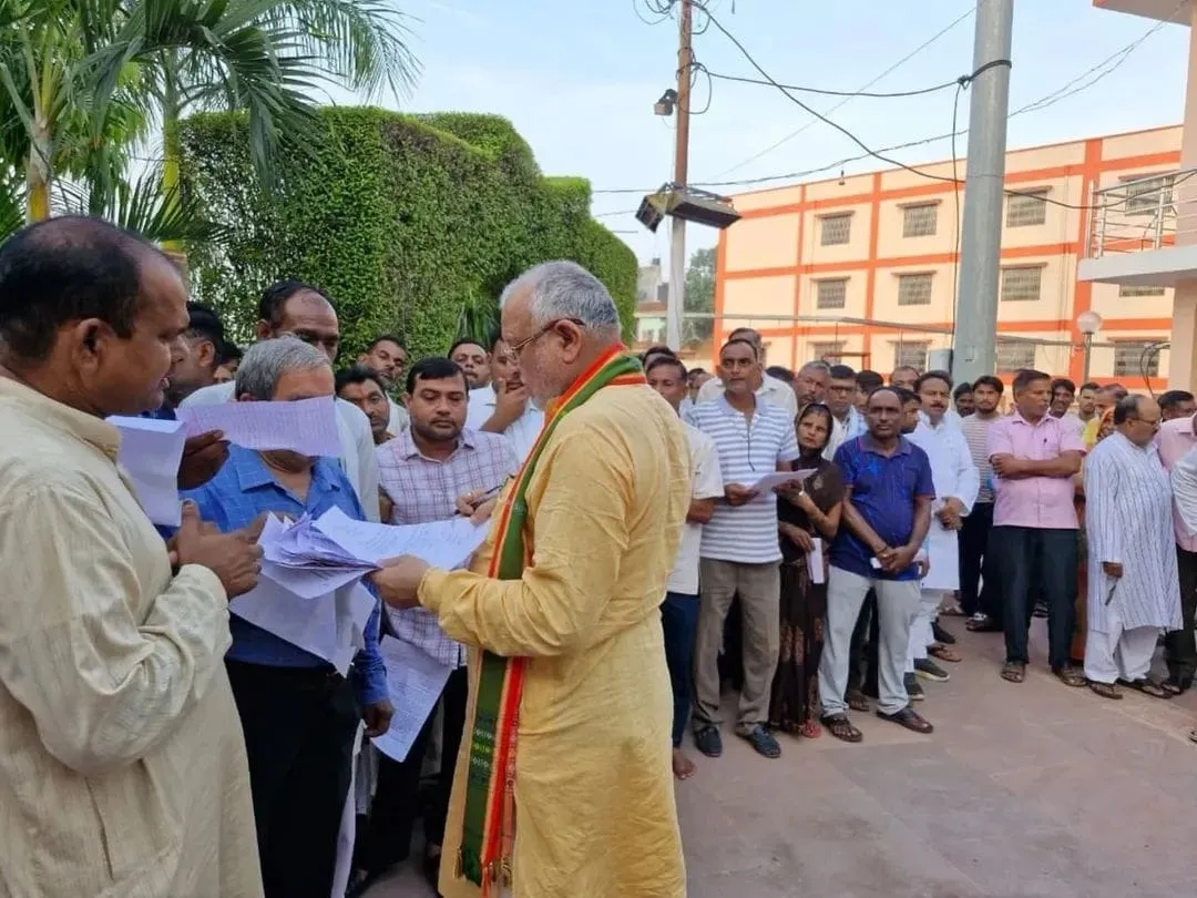 हनुमतधाम में जन समस्याएं सुनते वित्तमंत्री सुरेश कुमार खन्ना