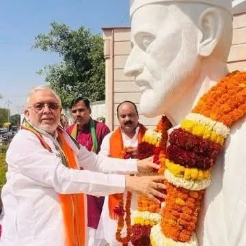 शाहजहांपुर में सहज मार्ग के जनक श्रीरामचंद्र मिशन संस्थापक की प्रतिमा पर माल्यार्पण करते वित्तमंत्री सुरेश खन्ना