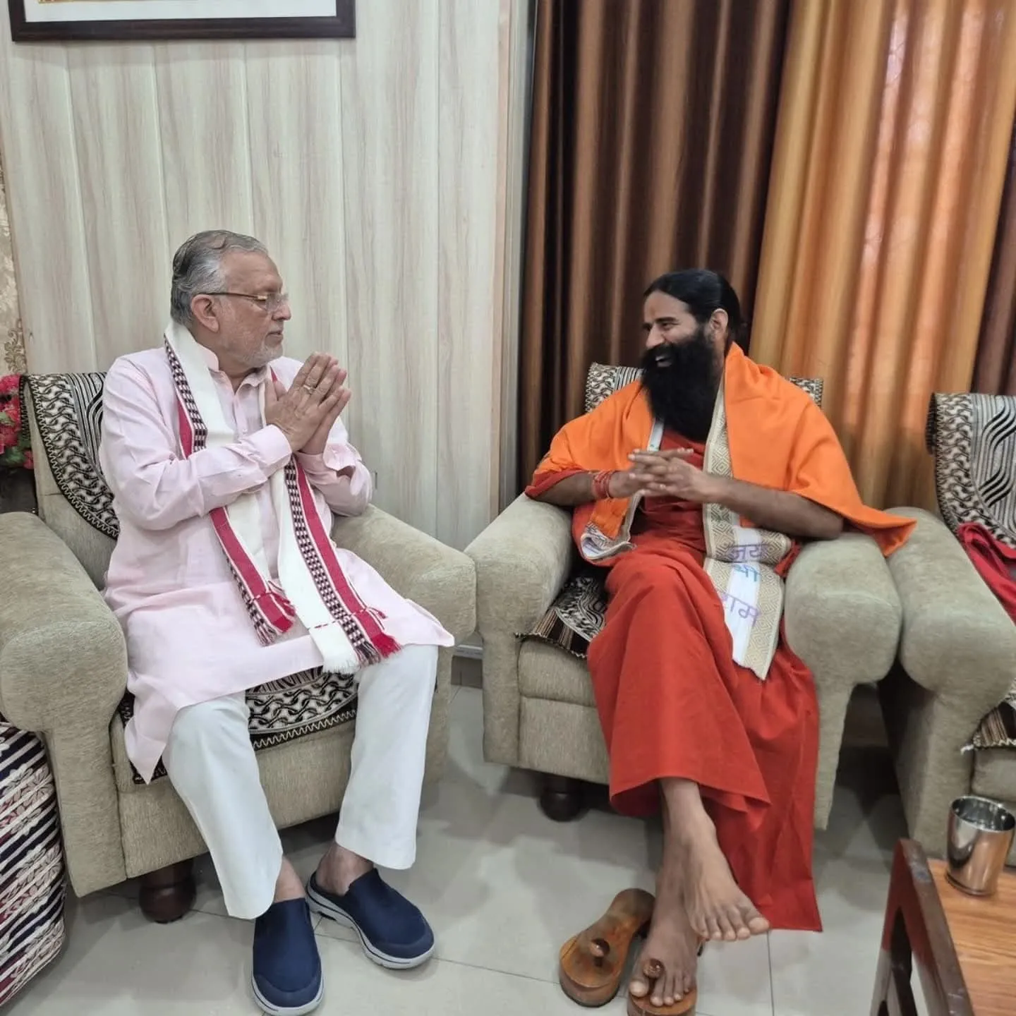 योग गुरु स्वामी रामदेव से भेंट के दौरान उनको नमन करते वित्तमंत्री सुरेश कुमार खन्ना