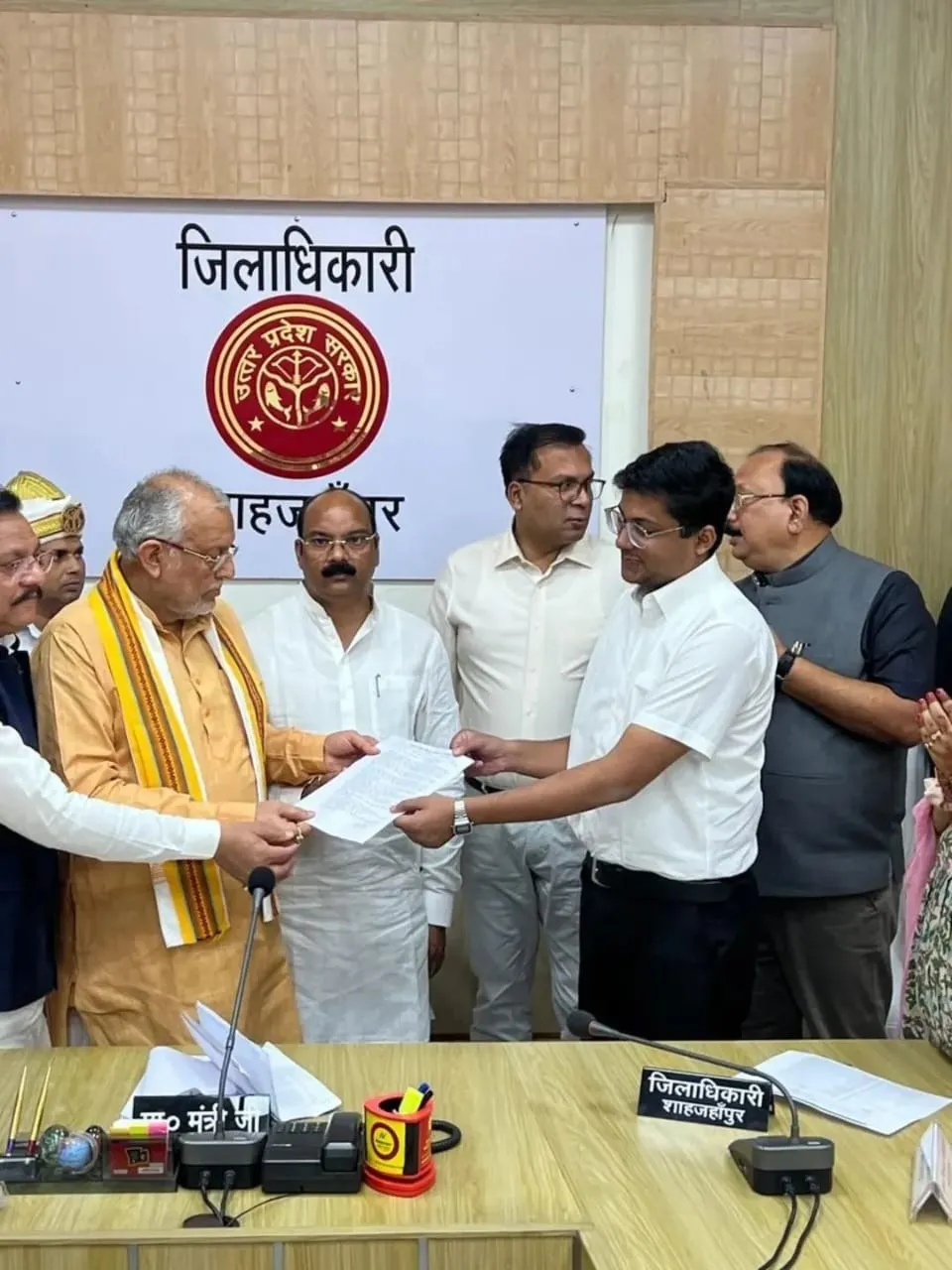 लोकसभा सदस्य  अरुण सागर,  राज्यसभा सदस्य मिथिलेश कठेरिया व डीएम धर्मेंद्र प्रताप सिंह के साथ वित्तमंत्री सुरेश कुमार खन्ना