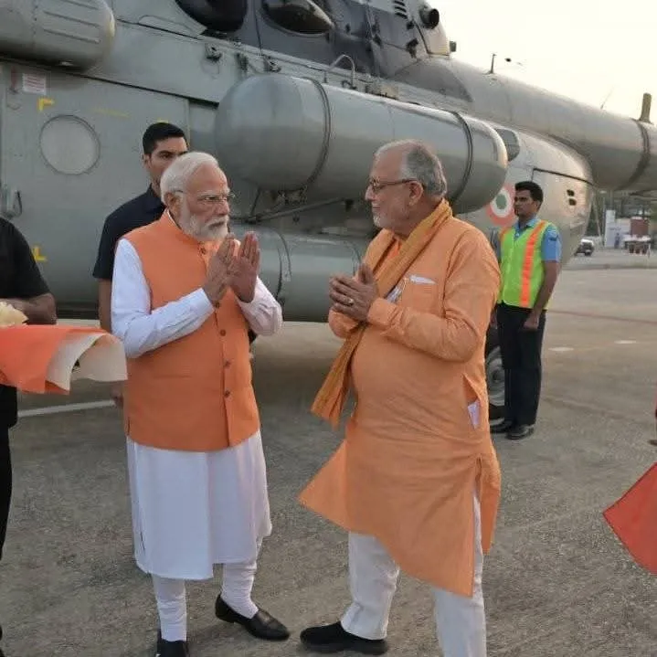 शाहजहांपुर आगमन पर प्रधानमंत्री नरेंद्र मोदी का स्वागत करते वित्तमंत्री सुरेश कुमार खन्ना