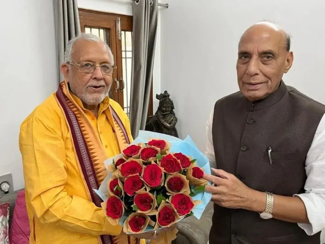 रक्षामंत्री राजनाथ सिंह का स्वागत करते वित्तमंत्री सुरेश कुमार खन्ना