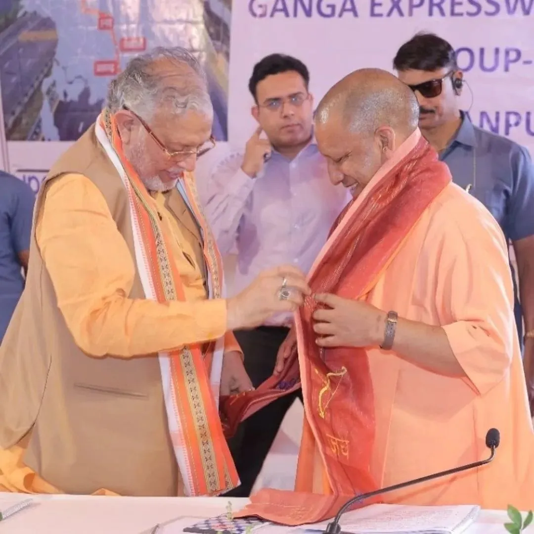 मुख्यमंत्री योगी आदित्यनाथ को अंगवस्त्र भेंटकर स्वागत करते वित्तमंत्री सुरेश कुमार खन्ना