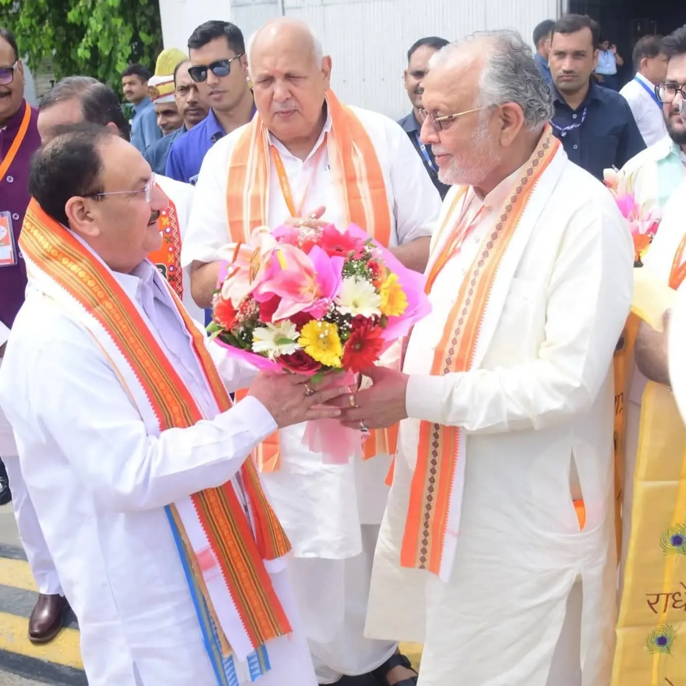 भाजपा अध्यक्ष का स्वागत करते वित्तमंत्री सुरेश कुमार खन्ना