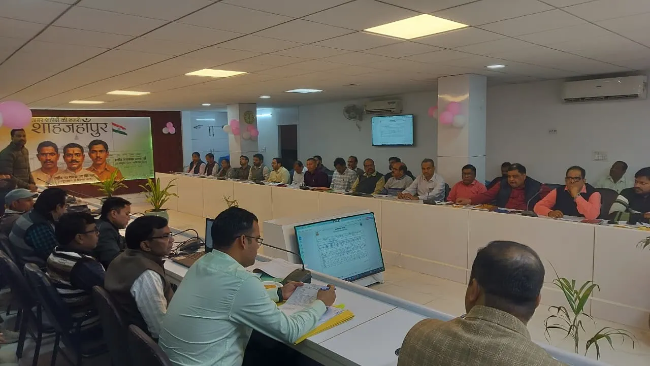 जिलाधिकारी ने विकास कार्यों की समीक्षा बैठक में जताई कड़ी नाराज़गी  योजनाओं की प्रगति कमजोर होने पर अधिकारियों पर होगी कार्यवाही