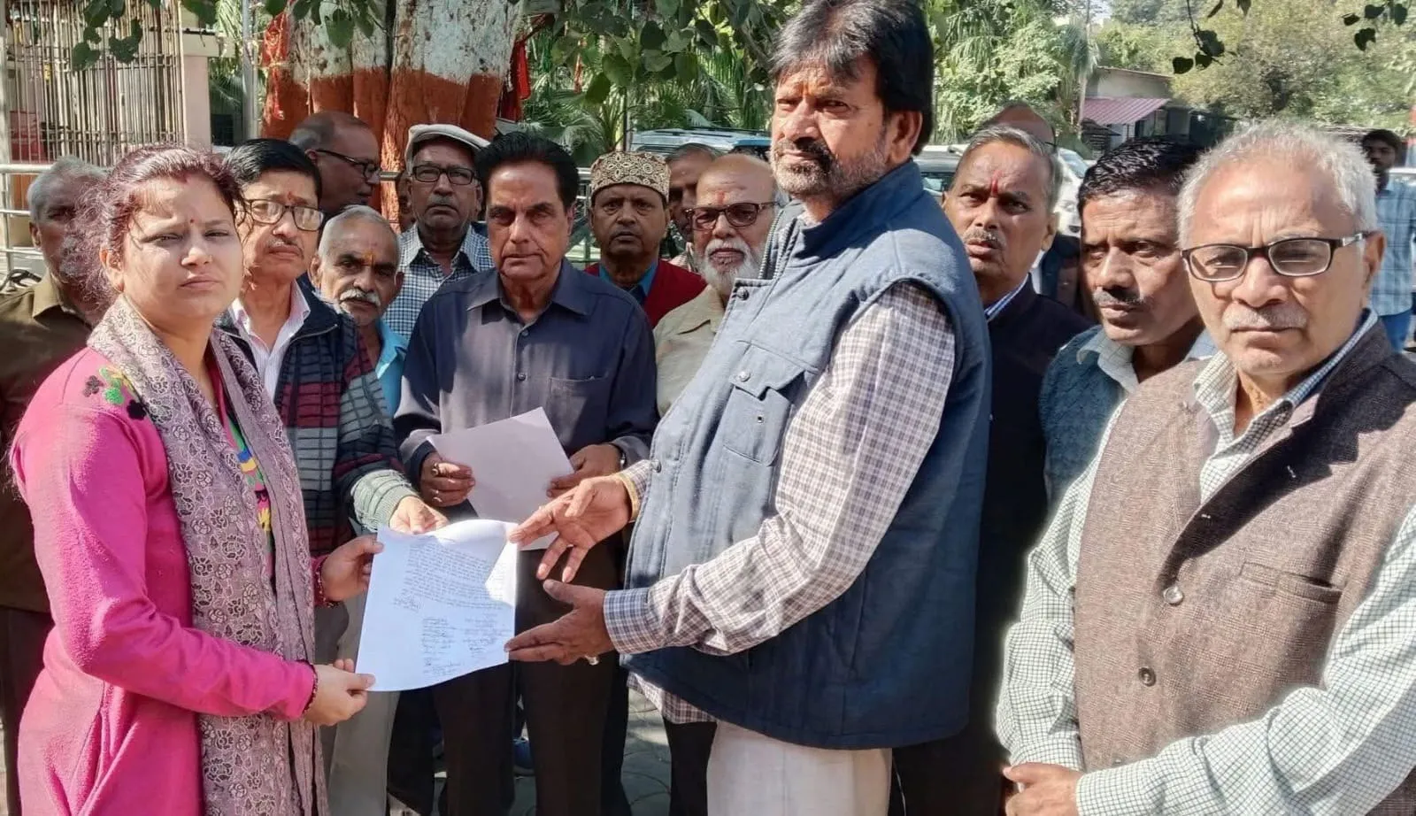 मुख्यमंत्री को संबोधित ज्ञापन अतिरिक्त मजिस्ट्रेट को सौंपते गन्ना शोध परिषद के सेवा निवृत कर्मचारी