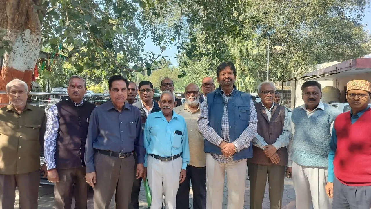 जिलाधिकारी को ज्ञापन दिया और बताया गन्ना शोध परिषद के सेवानिवृत्त कर्मचारियों की पेन्शन बंद, मुख्यमंत्री से न्याय की गुहार