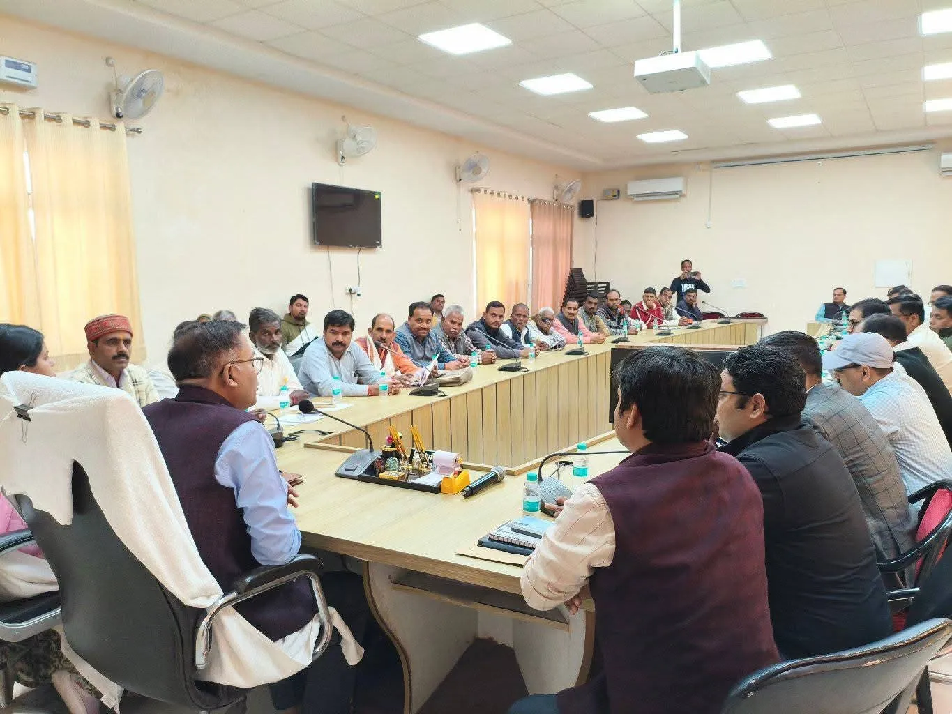 बिस्मिल सभागार में किसान दिवस: डीएम ने सुनी किसानों की समस्याएं, यूरिया की कमी न होने का आश्वासन