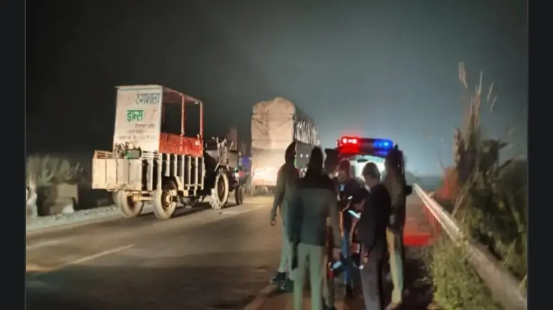 शाहजहांपुर में पुल से रेलिंग-तोड़कर नदी में गिरा ट्रक: चालक ने हवा में छलांग लगाकर बचाई जान