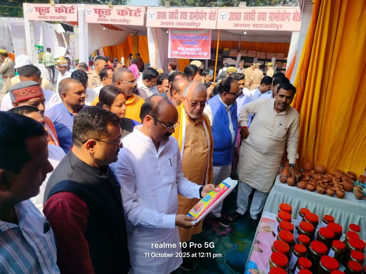 खिरनी बाग में आयोजित मेला में स्टालों का अवलोकन करते वित्तमंत्री सुरेश खन्ना, सांसद अरुण सागर आदि