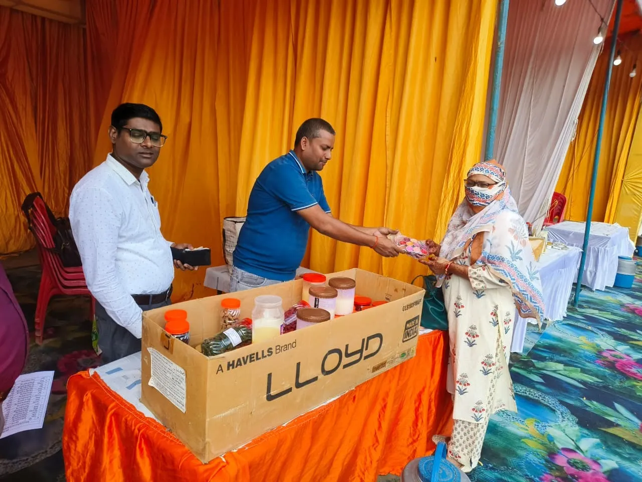 महिलाओं को उपहार भेंट करते एनआरएल कार्मिक