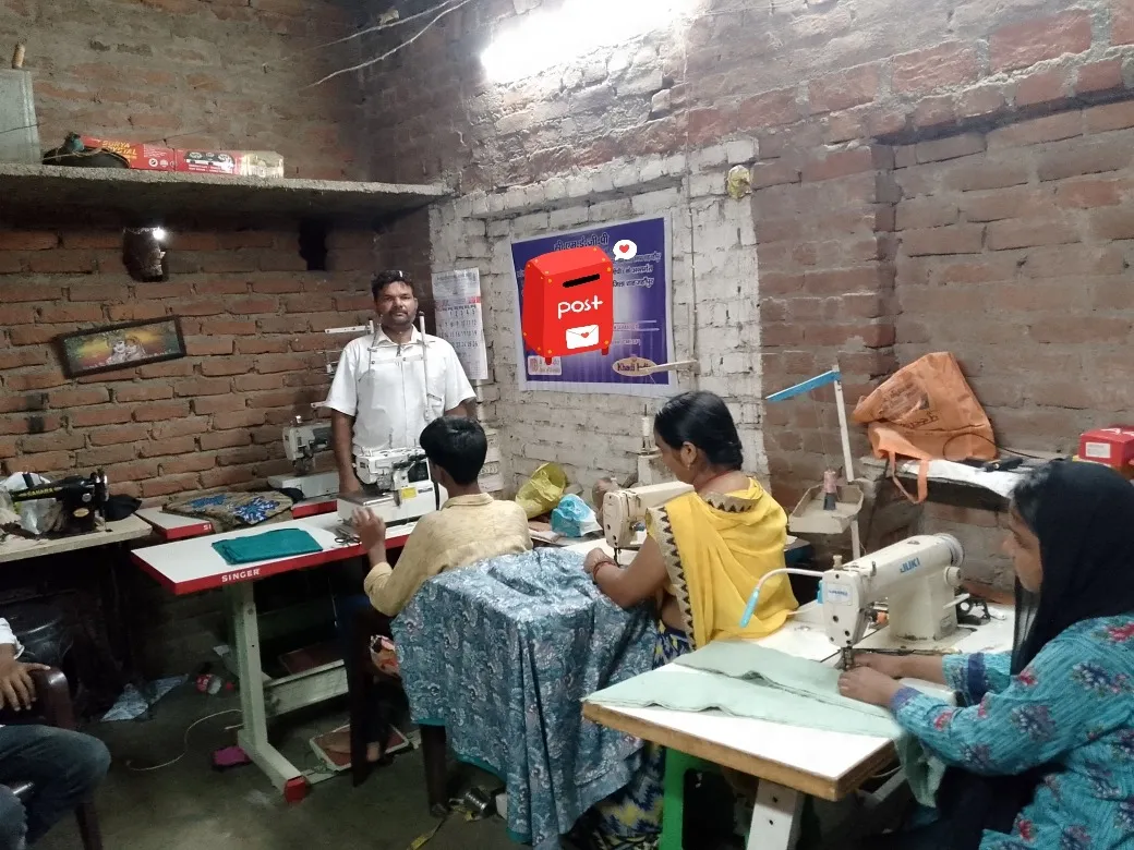 सिलाई का प्रशिक्षण प्राप्त करती महिलाएं