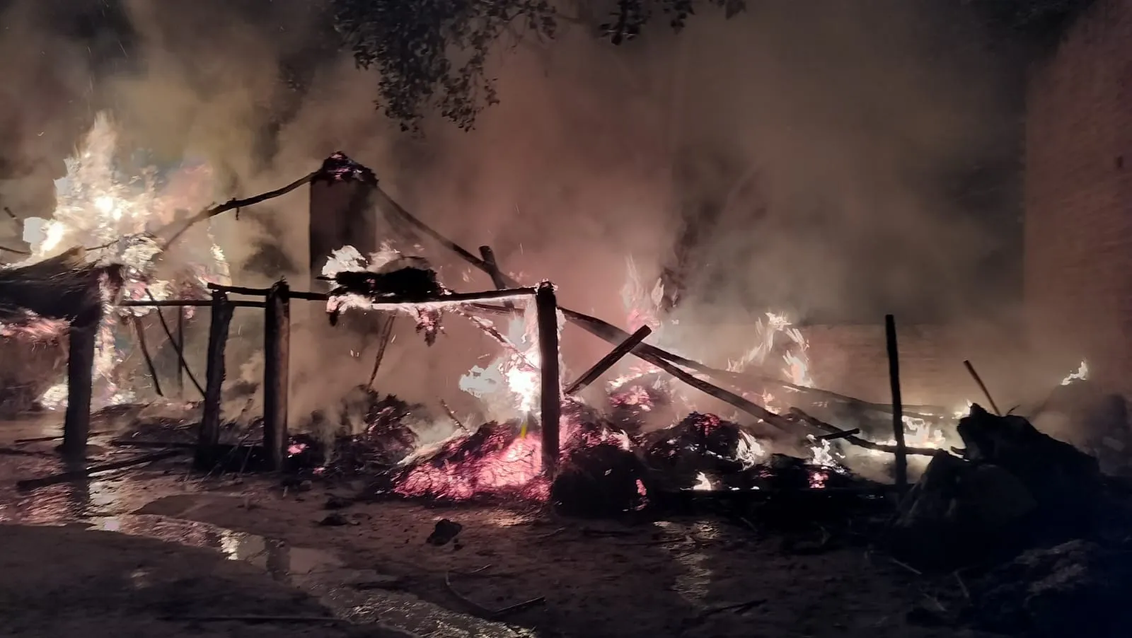 गांव में लगी आग, चंद मिनटों में जल गया पूरा घर