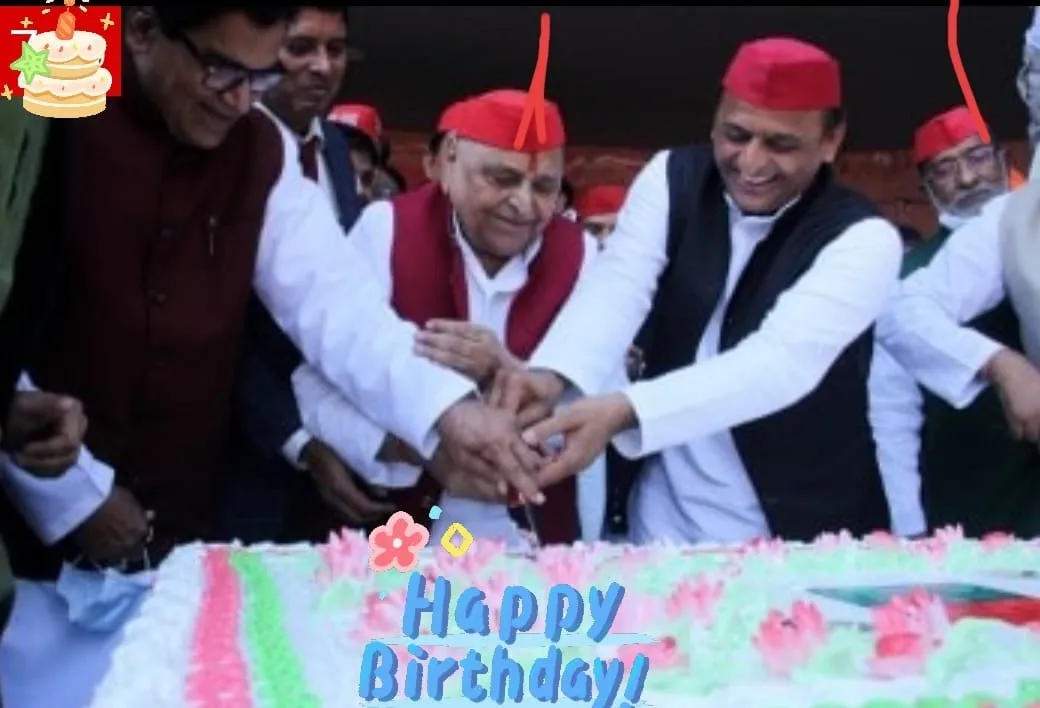 अतीत : मुलायम सिंह यादव के साथ उनके जन्मदिन पर केक काटते अखिलेश यादव