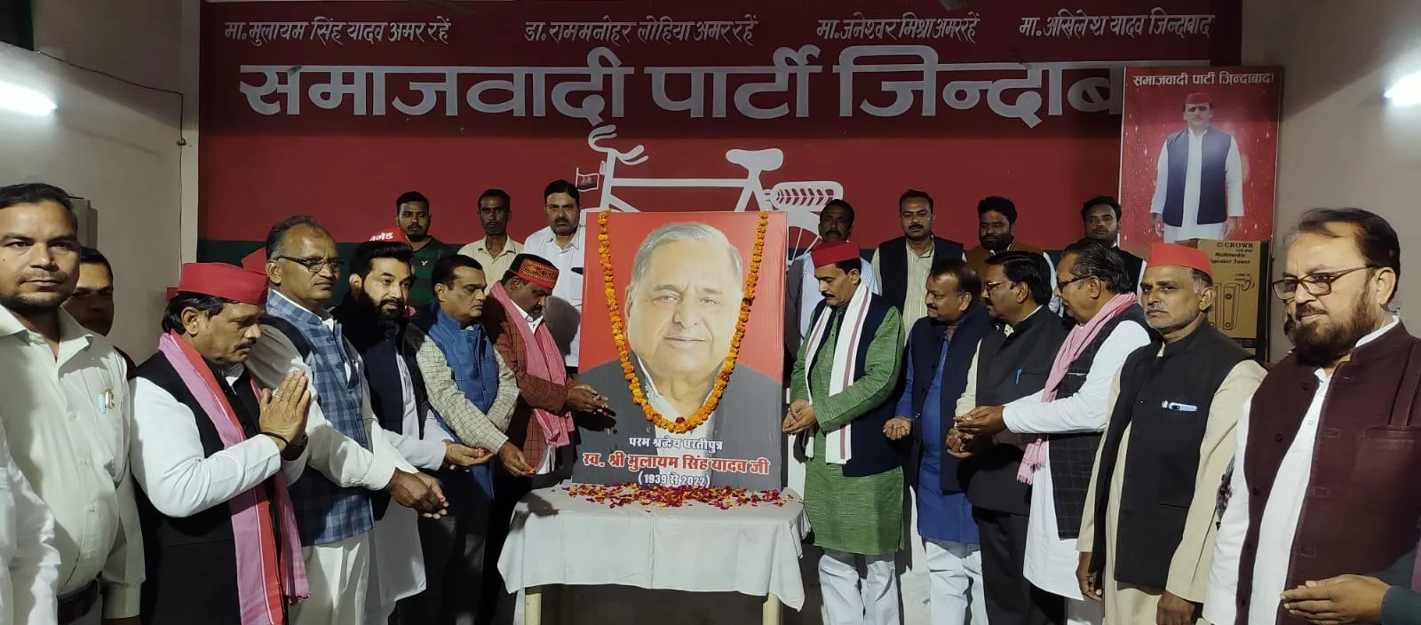 सपा संस्थापक पूर्व मुख्यमंत्री मुलायम सिंह यादव के जन्मदिन पर श्रद्धांजलि अर्पित करते सपाई