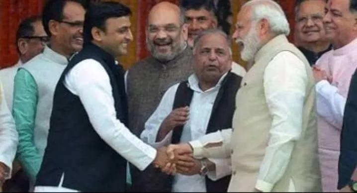 प्रधानमंत्री नरेंद्र मोदी व गृह मंत्री अमित शाह के साथ मुलायम सिंह यादव व अखिलेश यादव