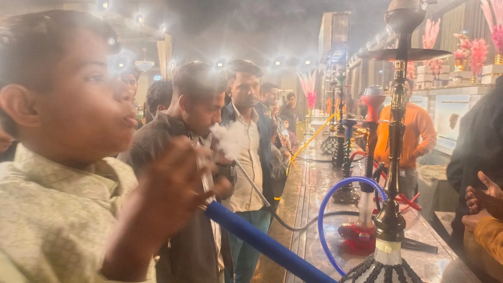 शाहजहांपर में हुक्का पीते किशोर व युवा