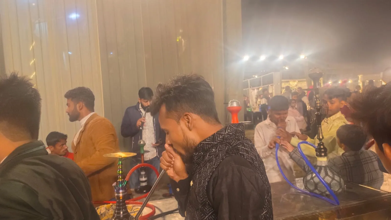 शाहजहांपर में हुक्का पीते किशोर व युवा