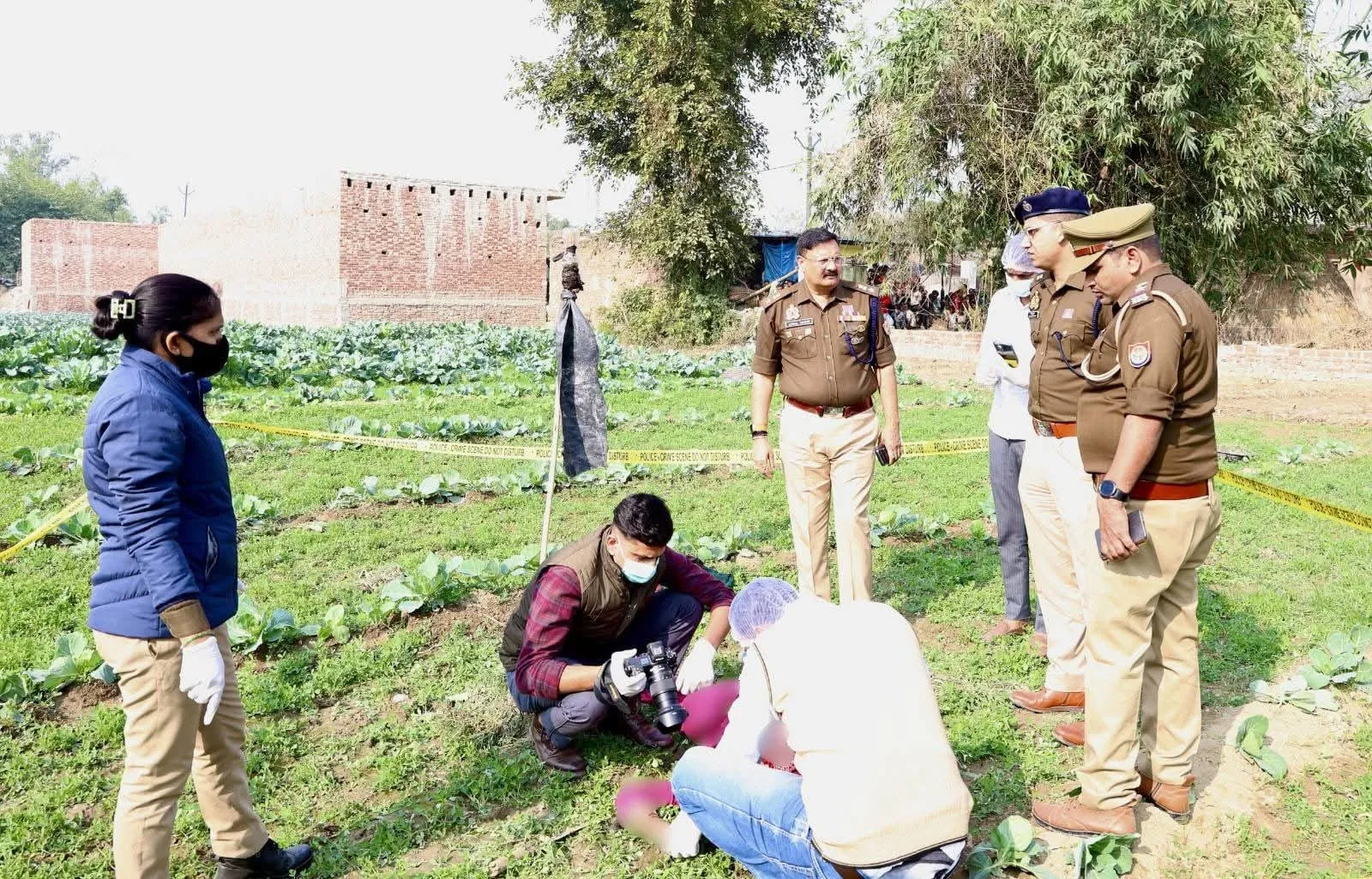 खेत में मिला 22 साल की युवती का शव, गले पर 8 वार