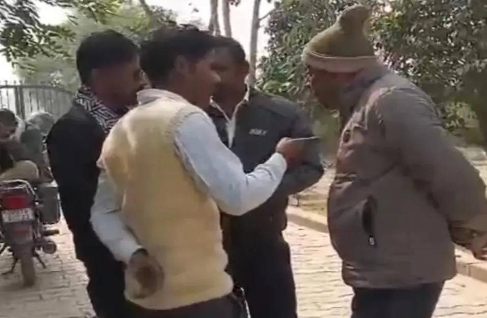 पीलीभीत जिले के ललौली विकासखंड के प्यास गांव निवासी 25 वर्षीय मुकेश के रूप में हुई