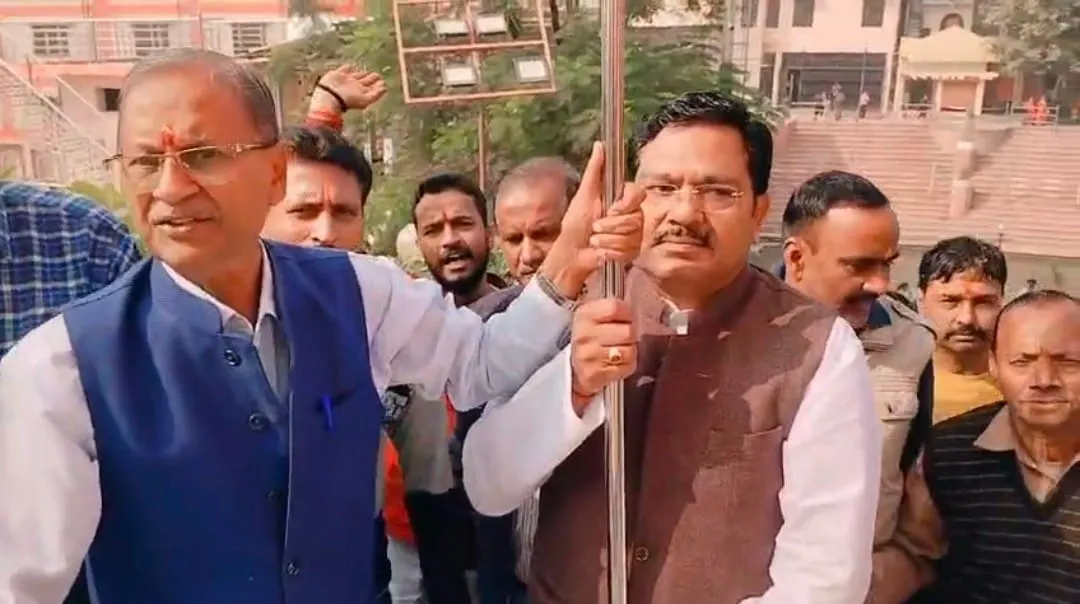 हनुमतधाम में धर्मध्वजा स्थापित करने के लिए जाते मंदिर समिति अध्यक्ष विनोद अग्रवाल व चंद्र शेखर खन्ना धीरू
