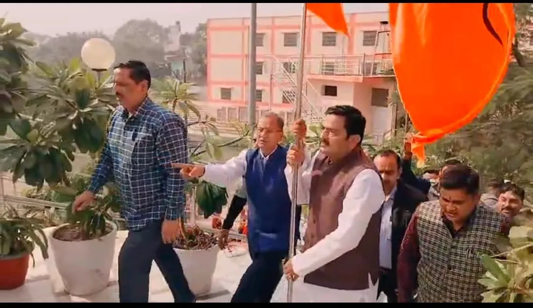 हनुमतधाम में धर्मध्वजा लगाने के लिए जाते चंद्रशेखर खन्ना धीरू व मंदिर समिति अध्यक्ष विनोद खन्ना