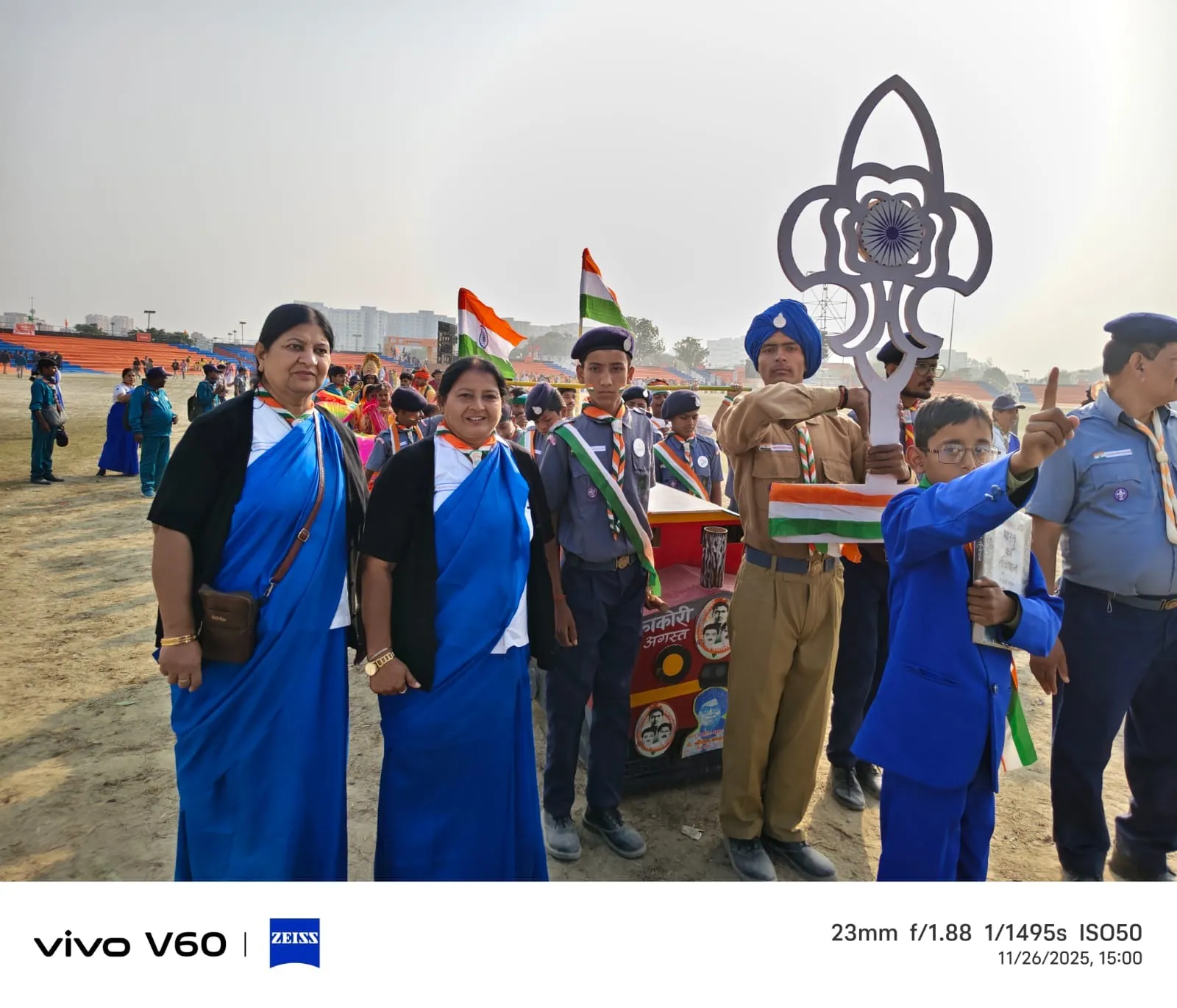 भारत स्काउट गाइड की 19वीं जंबूरी में शामिल शाहजहांपुर की टीम में स्काउट गाइड जनक पंडित श्रीराम वाजपेयी की झांकी