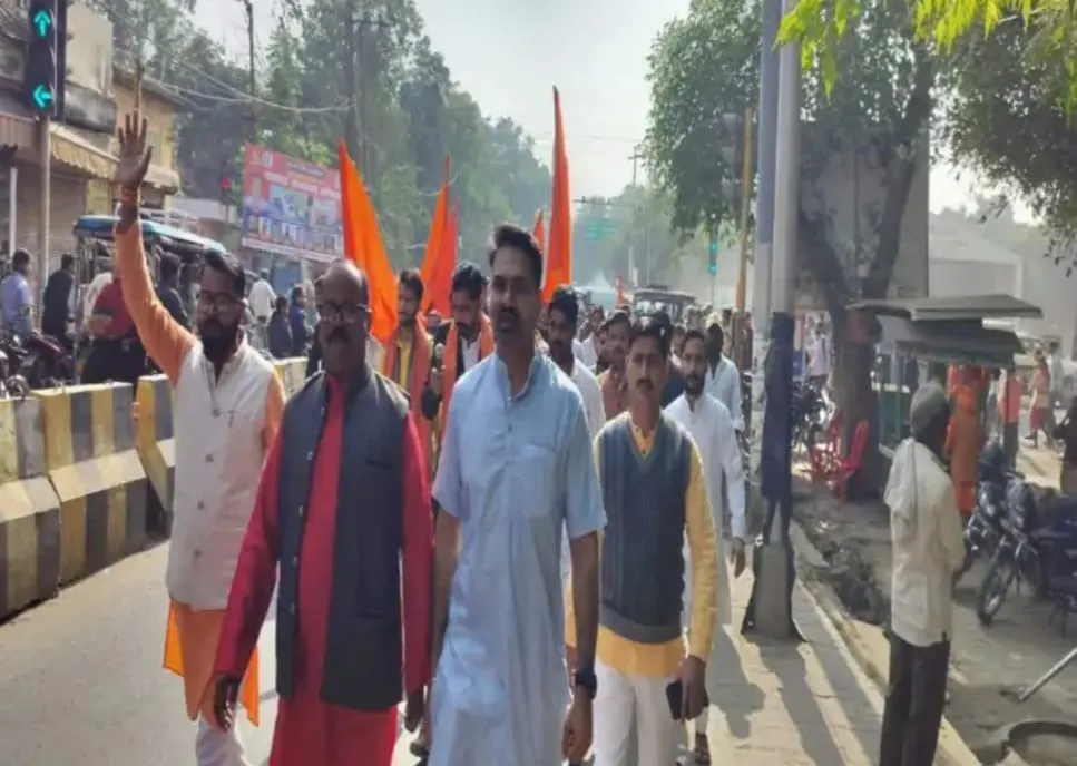 मांगों को लेकर प्रशासन को ज्ञापन सौंपते पदाधिकारी