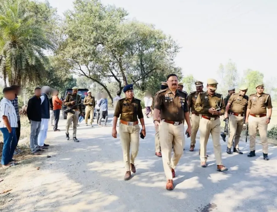 शाहजहांपुर में बढ़ते सड़क हादसे नेपाल से चंडीगढ़ जा रही बस खाई में गिरी, चालक समेत 5 यात्री घायल