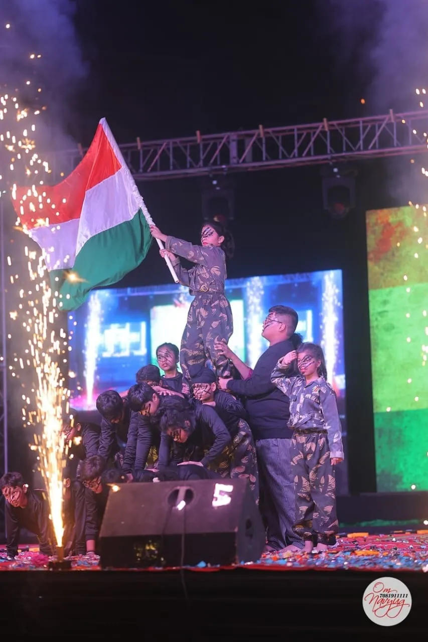 जीडी गोयंका पब्लिक स्कूल में सांस्कृतिक कार्यक्रम प्रस्तुत करते बच्चे