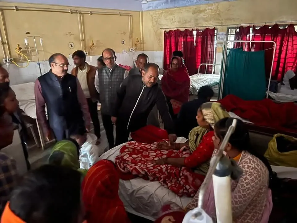 वार्ड में मरीजों से बातचीत कर समस्याएं सुनते सांसद अरुण सागर