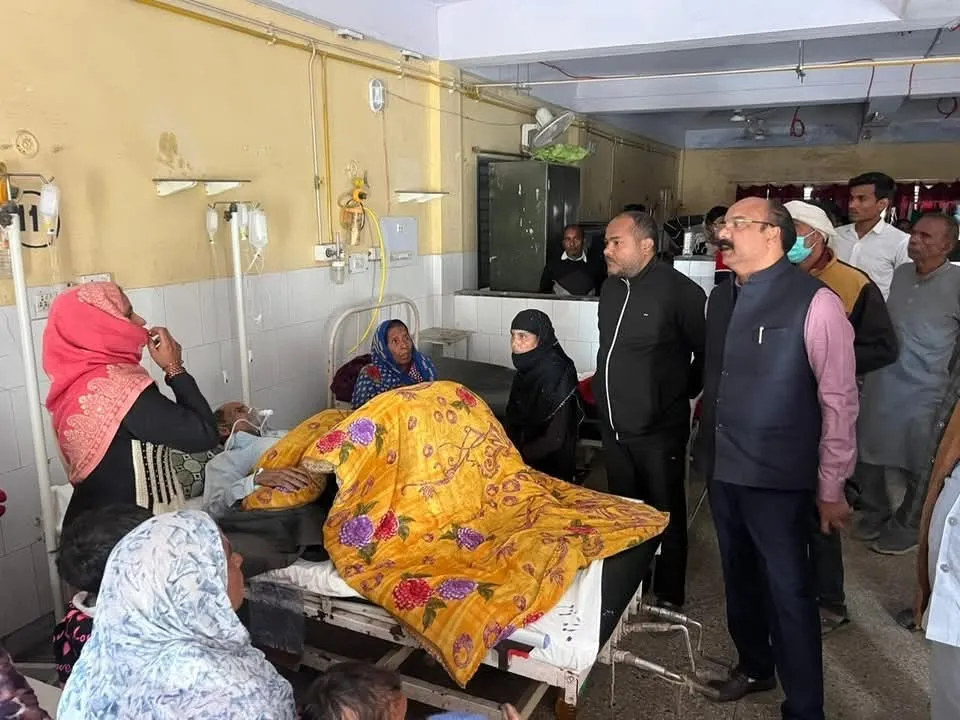 शाहजहांपुर मेडिकल कॉलेज में सांसद अरुण सागर मरीजों के सुनी समस्या कर समाधान