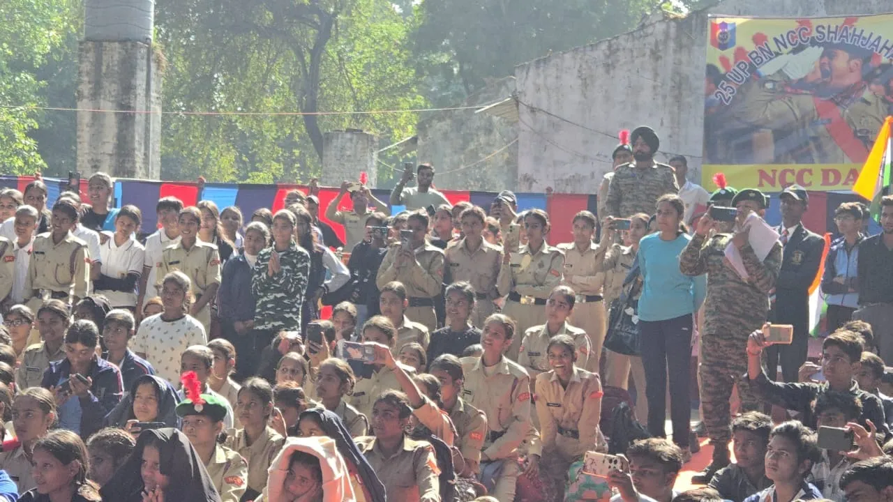 एनसीसी के स्थापना दिवस समारोह में उपस्थित छात्राएं
