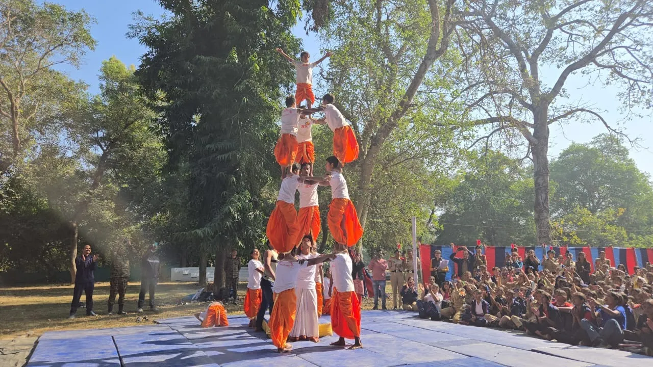 एनसीसी स्थापना दिवस समारोह में मीनार प्रदर्शन करते गुरुकुल महाविद्यलाय के बच्चे