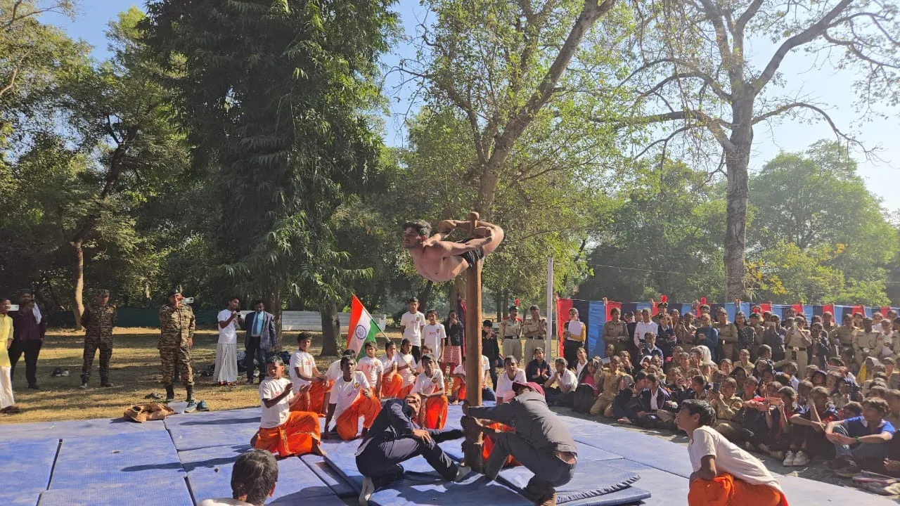 एनसीसी स्थापना दिवस समारोह में मल्लखंभ पर प्रदर्शन करते गुरुकुल महाविद्यलाय के बच्चे