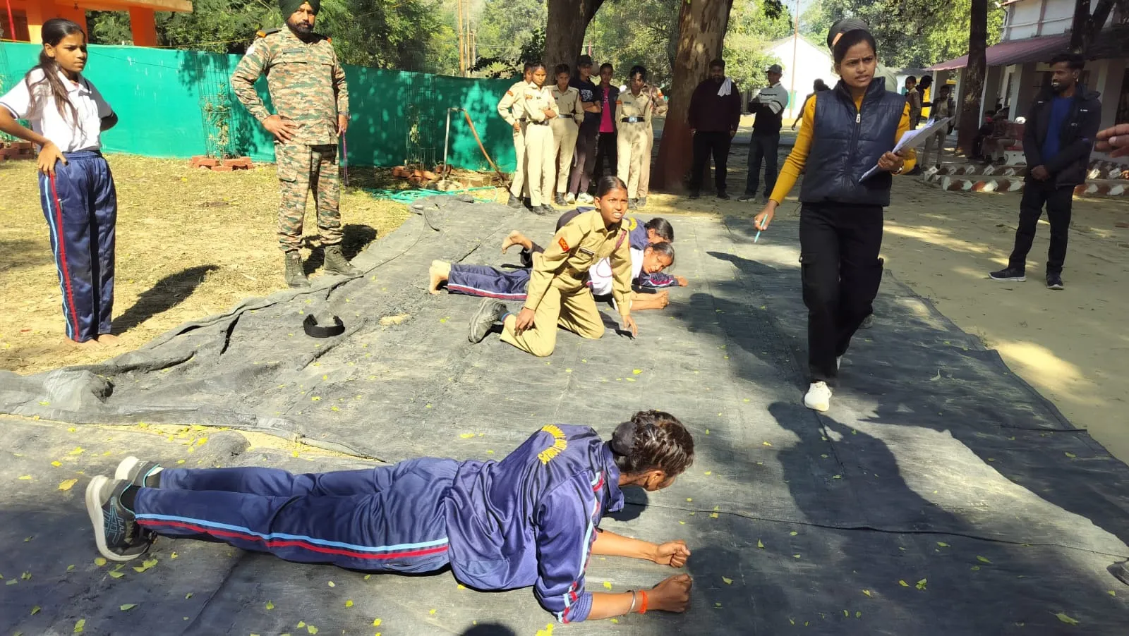 एनसीसी के स्थापना दिवस समारोह में शारीरिक क्षमता का प्रदर्शन करती छात्राएं