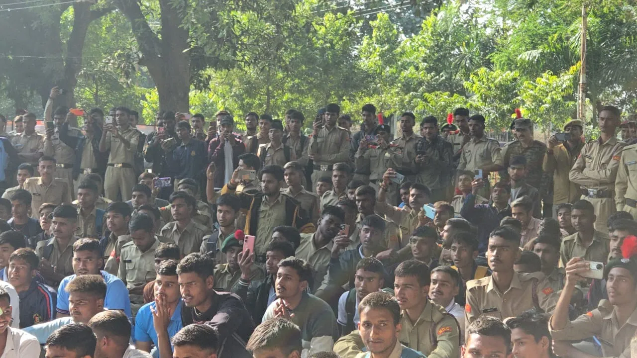 एनसीसी स्थापना दिवस समारोह में मौजूद एनसीसी कैडेट