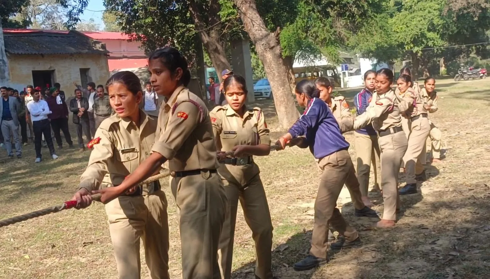 एनसीसी स्थापना दिवस समारोह के अवसर पर आयोजित रस्साकसी प्रतियोगिता में शामिल
