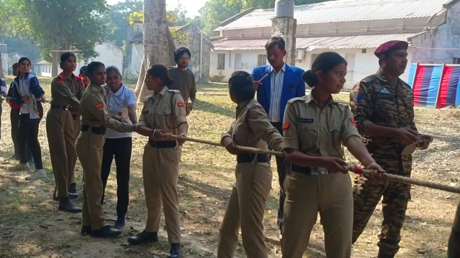 एनसीसी स्थापना दिवस पर आयोजित रस्साकसी प्रतियोगिता में शामिल छात्राएं