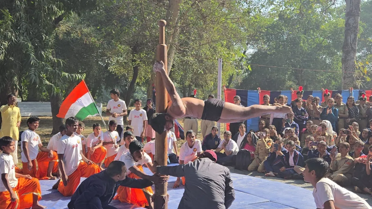एनसीसी स्थापना दिवस समारोह में मल्लखंभ प्रदर्शन करते गुरुकुल विद्यालय के विद्यार्थी
