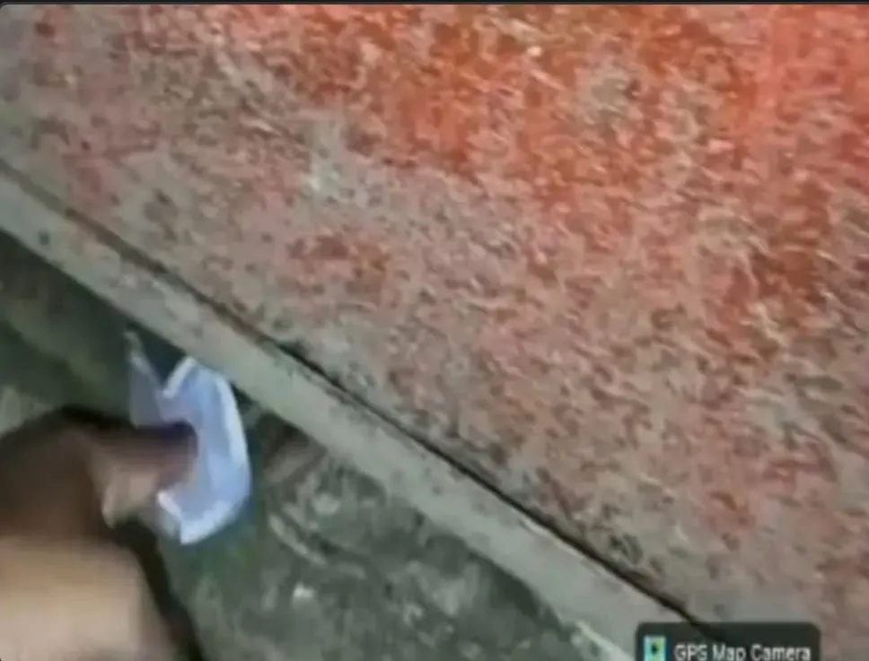 शाहजहांपुर में देसी शराब के ठेके के पास स्थित एक मकान से रात में अवैध रूप से शराब बेचे जारही